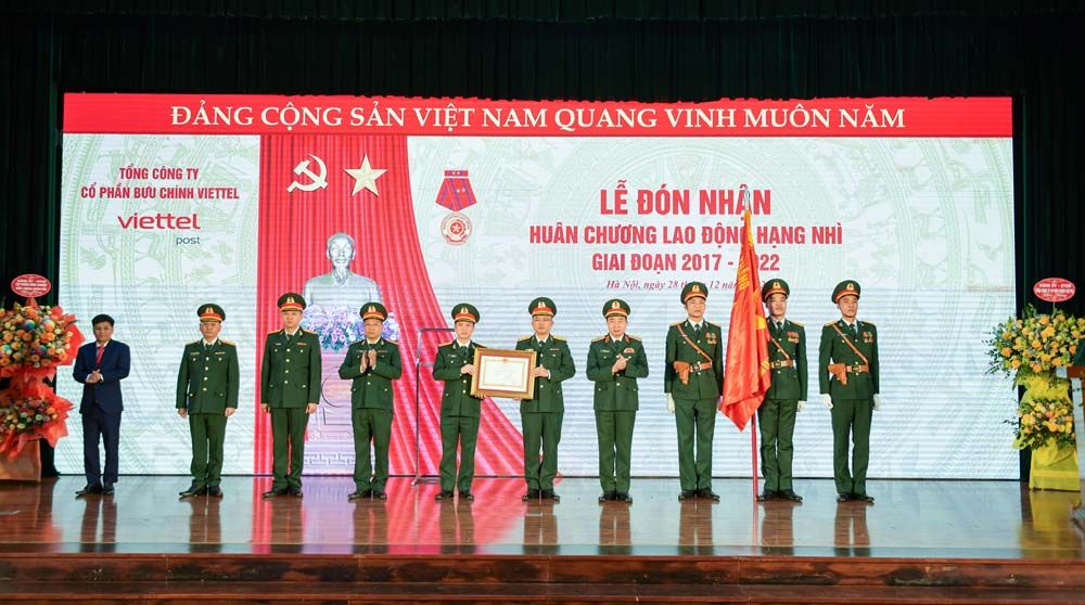 Viettel Post đón nhận Huân chương Lao động Hạng Nhì