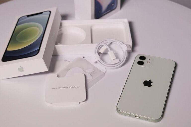 Apple kiếm hàng tỉ USD nhờ loại bỏ bộ sạc và EarPods khỏi hộp iPhone