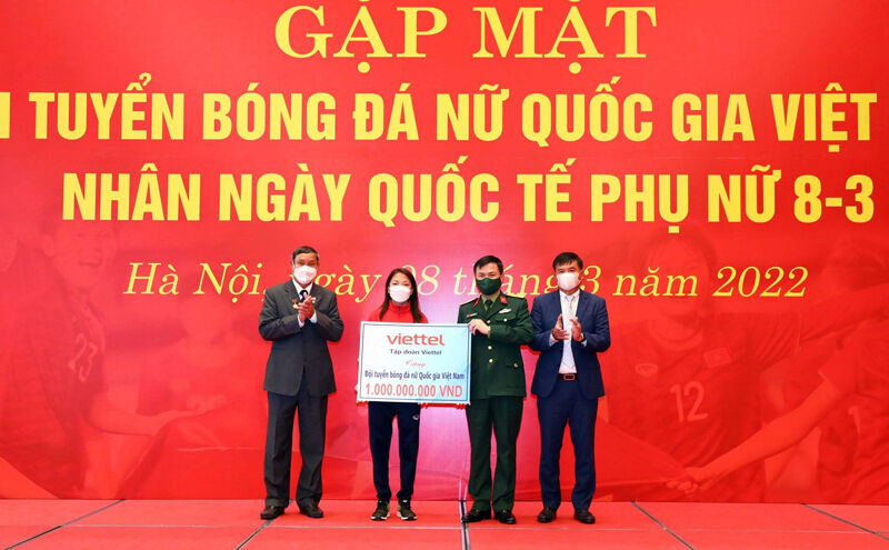Tập đoàn Viettel tặng phần quà trị giá 1 tỷ đồng cho Đội tuyển Bóng đá nữ Việt Nam