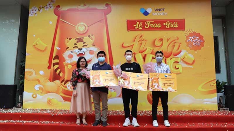 Bà Trần thị Mai Liên chụp ảnh với 3 khách hàng may mắn trúng 1 cây vàng của chương trình