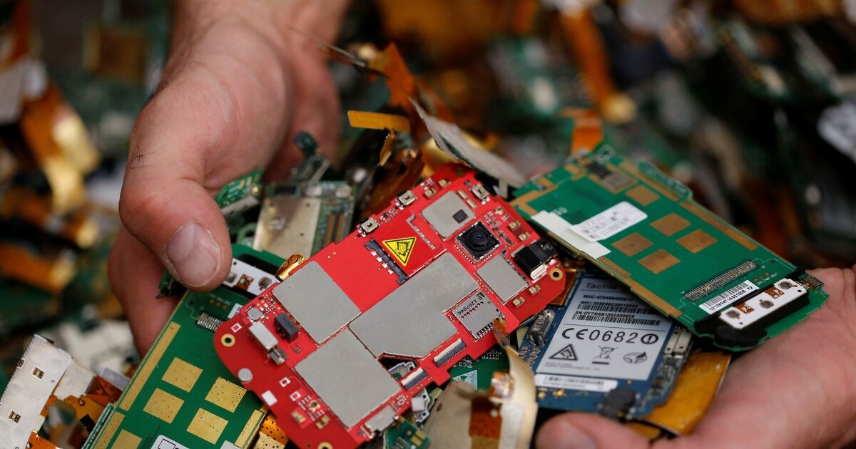 Tái chế iPhone thu về nhiều vàng hơn khai thác quặng