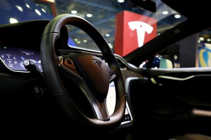 Xe điện Tesla có thể bị tin tặc bẻ khóa vì chiều lòng người dùng