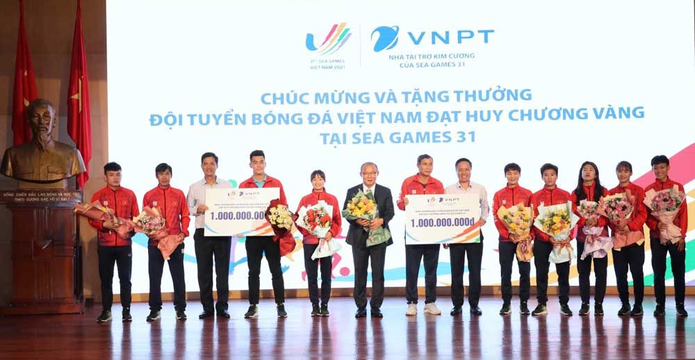 Tập đoàn VNPT tặng 2 tỷ đồng cho đội tuyển U23 và đội tuyển bóng đá nữ Việt Nam