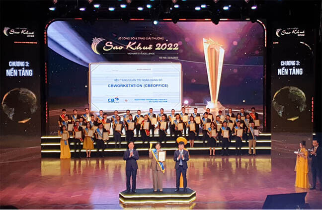 Bà Nguyễn Thị Phương Thảo – Đại diện Ngân hàng Xây Dựng (CB) nhận danh hiệu Sao Khuê 2022