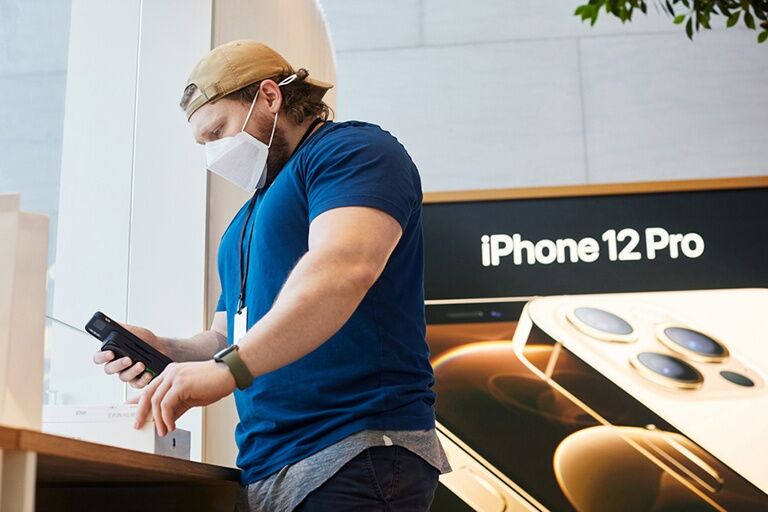 Apple bán iPhone 12 Pro tân trang giá 759 USD