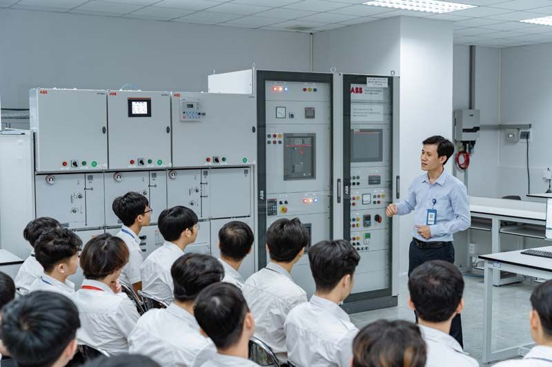 Hợp tác với ABB, ĐH Công nghiệp TP.HCM đầu tư phòng thí nghiệm trọng điểm Smart Grids