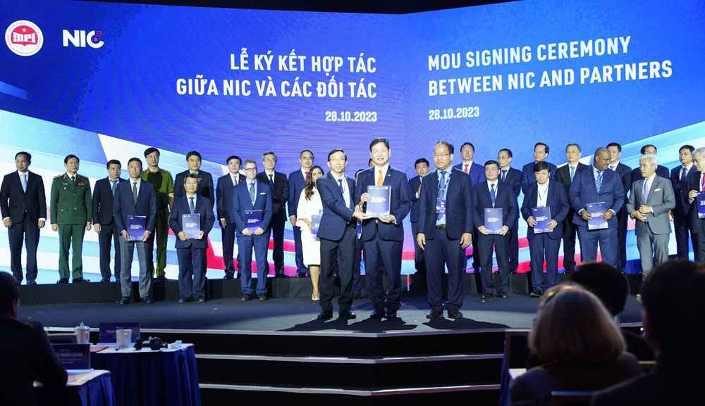 FPT lọt Top 10 Thương hiệu bền vững nhờ đổi mới sáng tạo