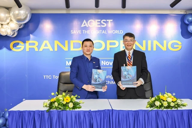 TS. Nguyễn Quốc Hùng - Phó Trưởng khoa CNTT KD, ĐH Kinh tế TP.HCM (trái) và Ông Tamaki Mizuide - Giám đốc điều hành AGEST Việt Nam ký kết MOU