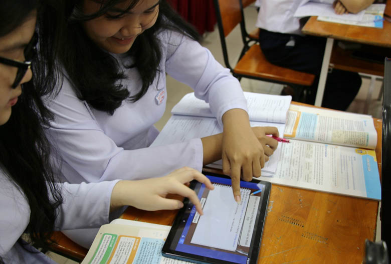 Học sinh trải nghiệm tương tác bài giảng trên thiết bị công nghệ