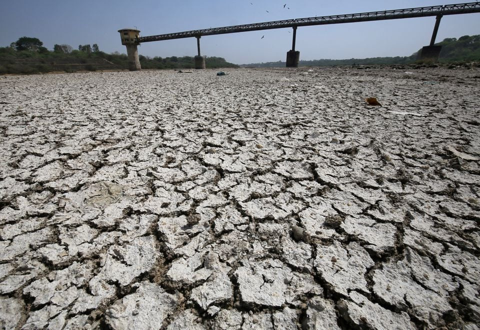  Sông Sabarmati cạn trơ đáy vào một ngày nóng ở ngoại ô Ahmedabad, Ấn Độ, ngày 6/4/2018.
