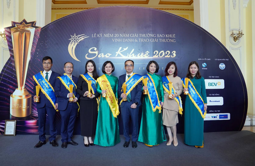 Đại diện BIDV nhận các giải thưởng tại Sao khuê 2023