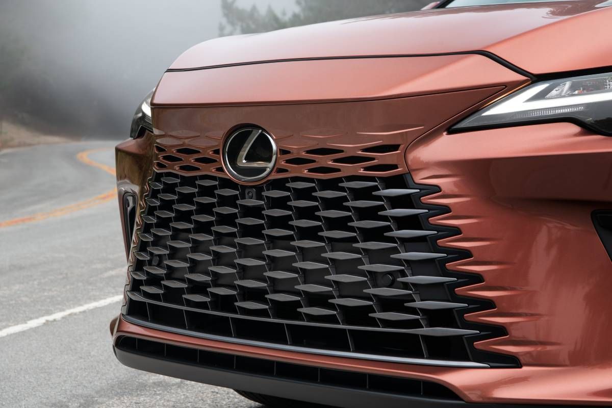 Lexus RX 2023 lưới tản nhiệt