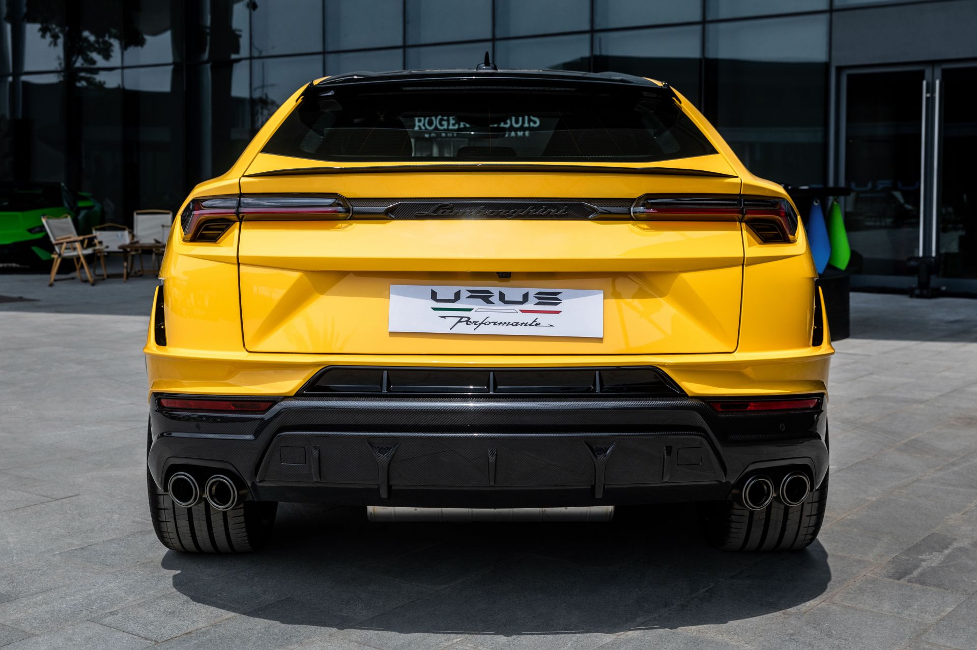phía sau Lamborghini Urus Performante