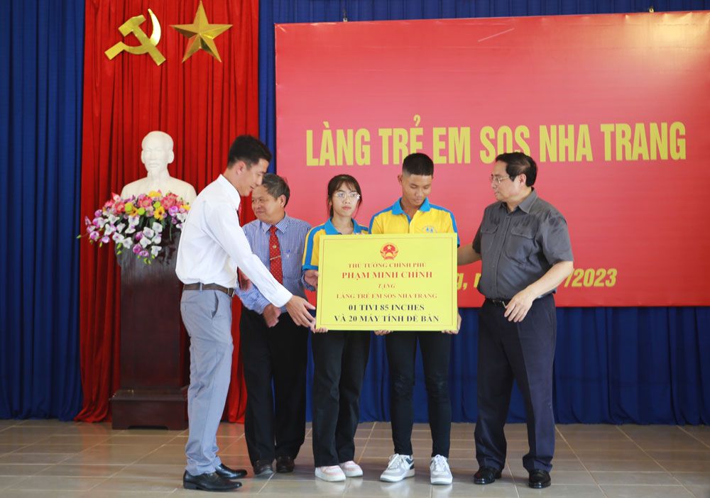 Thủ tướng Chính phủ dự lễ đón nhận trẻ mồ côi do Covid-19 của trường H