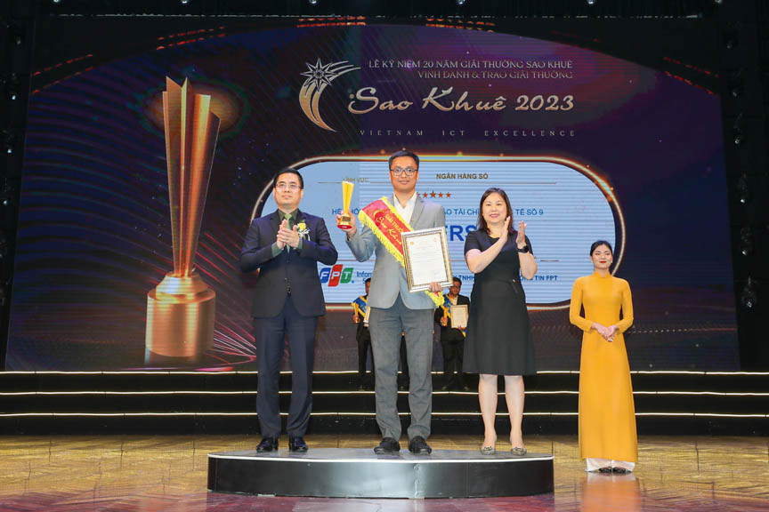 Ông Đào Hồng Giang - Giám đốc Khối Tài chính - Ngân hàng, FPT IS - nhận chứng nhận 5 sao Sao Khuê dành cho FPT.IFRS9.