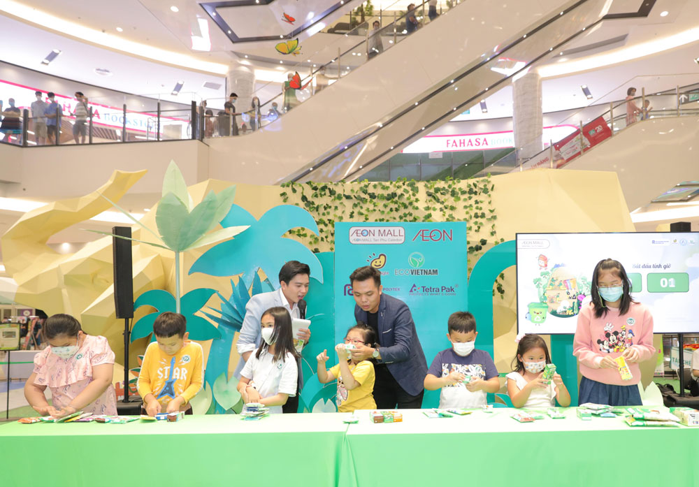 Thu gom và tái chế vỏ hộp giấy đựng đồ uống tại AEON MALL Hà Nội