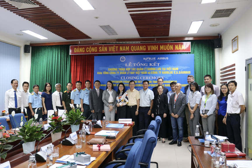 Đại diện các bên tham gia chụp ảnh lưu niệm.jpg