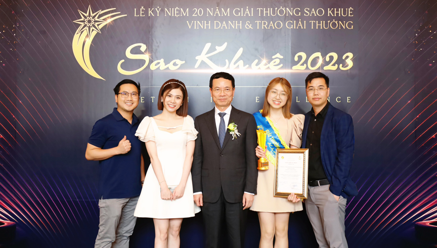 Bộ trưởng Bộ Thông tin và Truyền thông Nguyễn Mạnh Hùng chụp ảnh lưu niệm chung vui cùng ZSolution tại Lễ trao giải Sao Khuê 2023