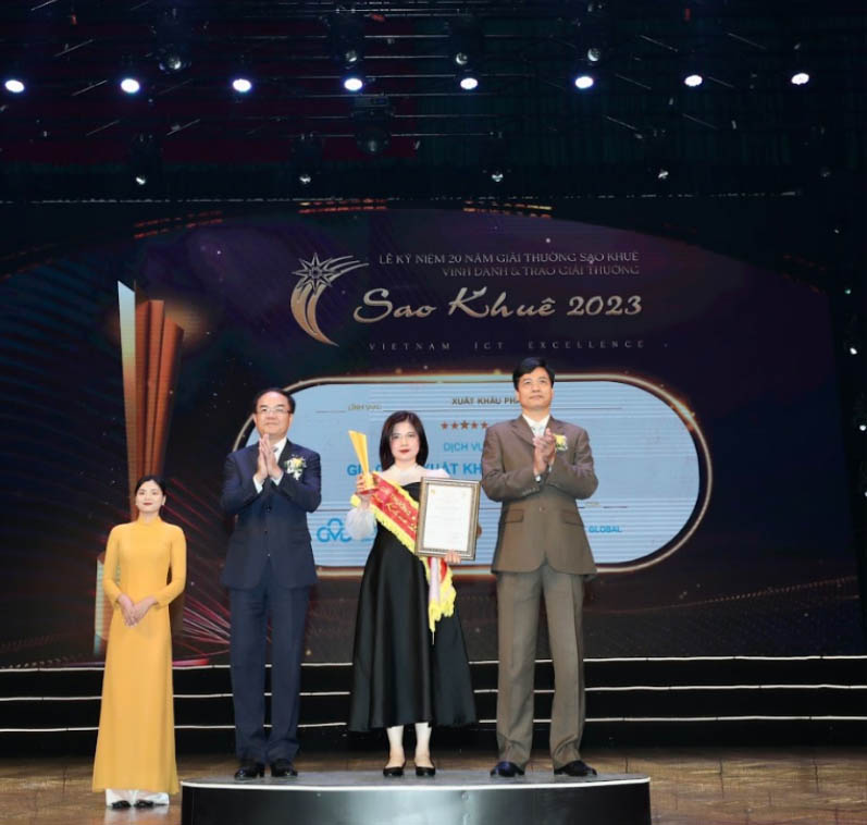 Đại diện CMC Global tại lễ vinh danh Sao Khuê 2023 - xếp hạng 5 sao, lĩnh vực Gia công xuất khẩu phần mềm