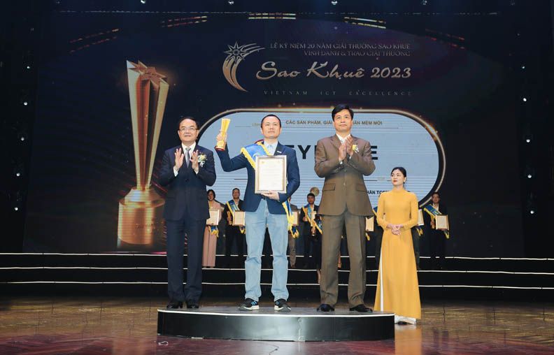 Ông Đinh Quốc Cường (Tổng giám đốc TCOM) đại diện lên nhận giải SAO KHUÊ 2023