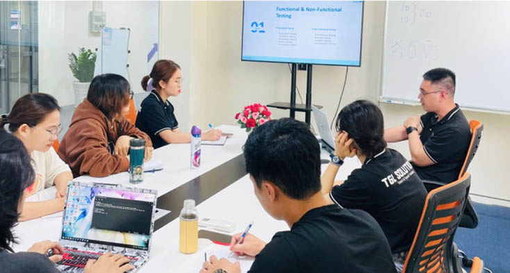 Nhân viên đang tham gia khóa học tại văn phòng TGL Solutions