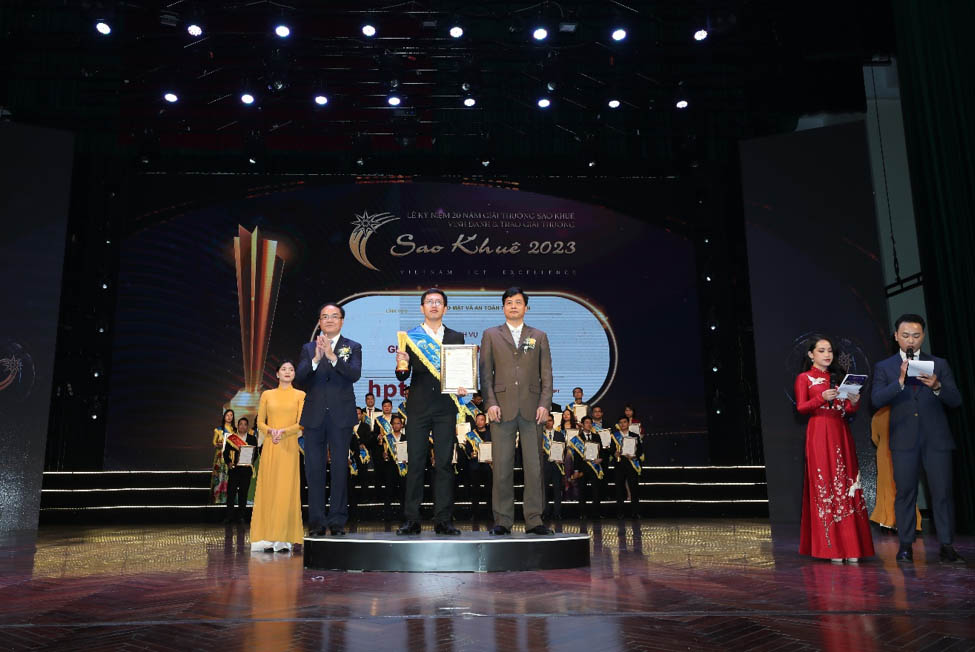 Đại diện HPT nhận giải Sao Khuê 2023 cho Dịch vụ Giám sát An toàn thông tin
