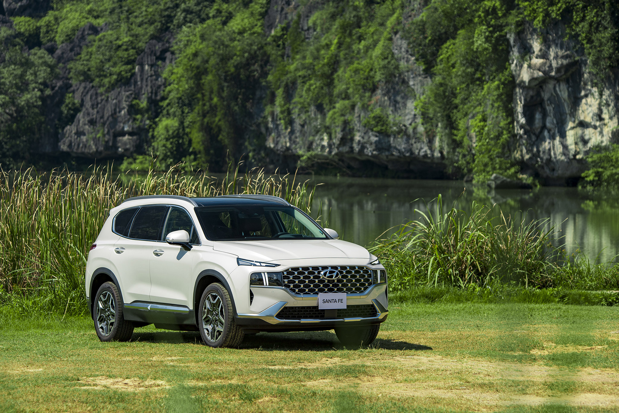 Hyundai Santa Fe Hybrid chính thức bán ở Việt Nam, giá 1,45 tỷ đồng