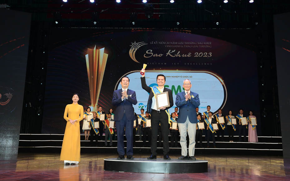 CEO Đinh Thái Hà đại diện nâng cúp Sao Khuê 2023