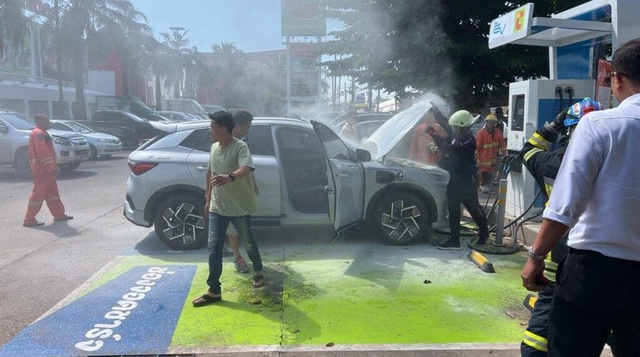 Xe điện Trung Quốc BYD Atto 3 bốc cháy khi đang sạc