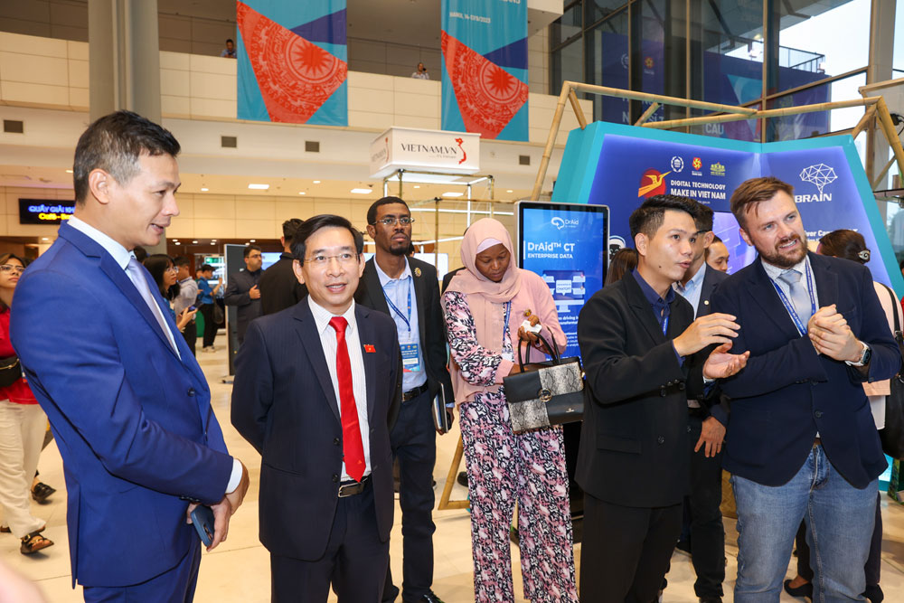 FPT khoe "Tầm nhìn thông minh" tại Hội nghị Nghị sĩ trẻ toàn cầu