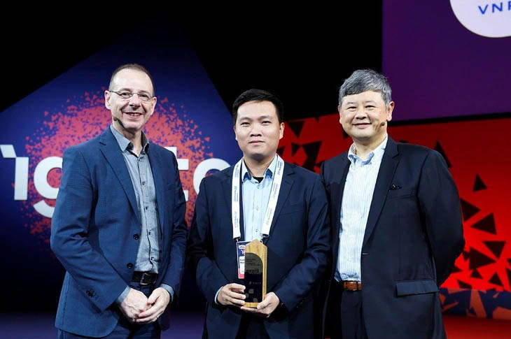 Đại diện Tập đoàn VNPT nhận giải thưởng từ ban tổ chức Excellence Awards 2023