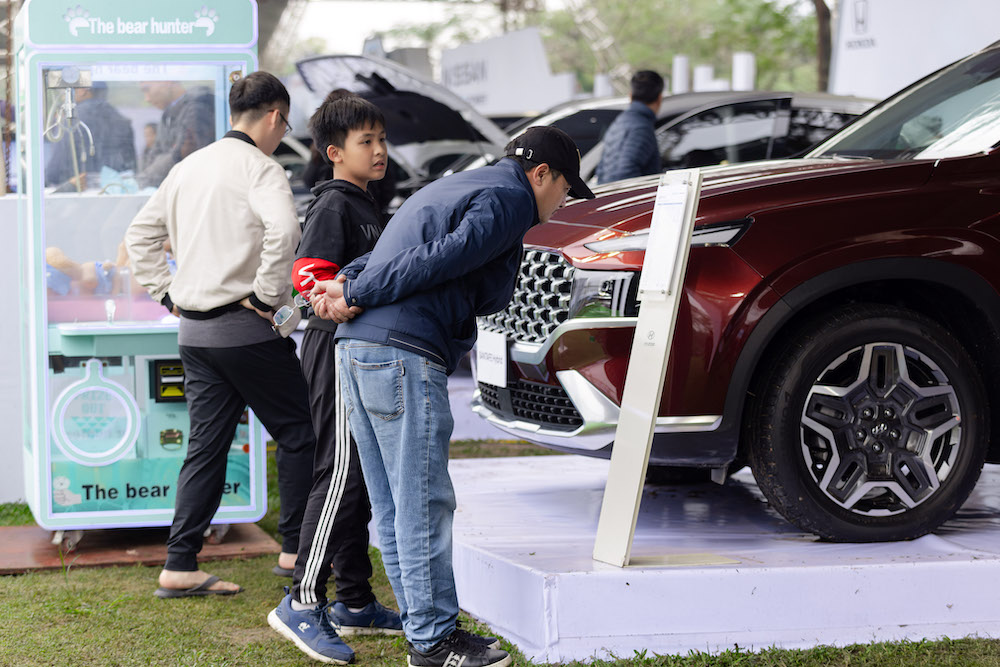 Người dùng thích thú khám phá Triển lãm Xe điện hoá Việt Nam