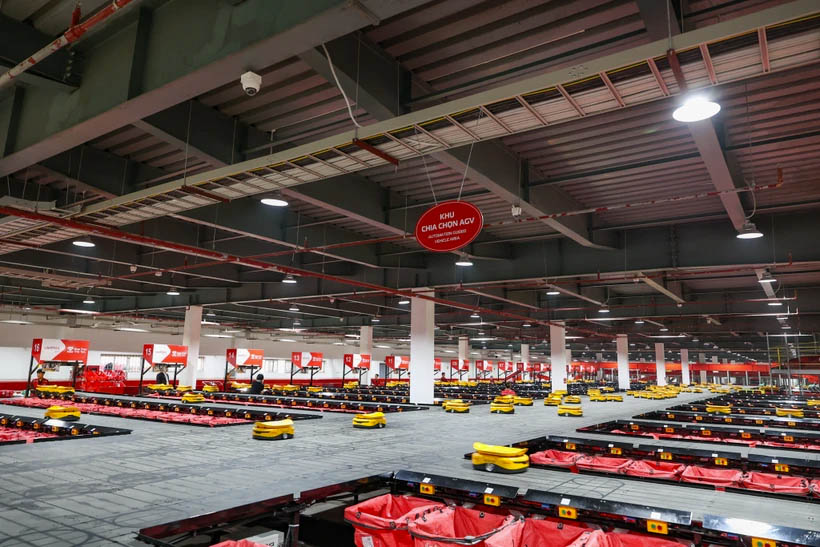 Viettel Post đưa robot tự hành vào chia chọn hàng hóa tại Việt Nam