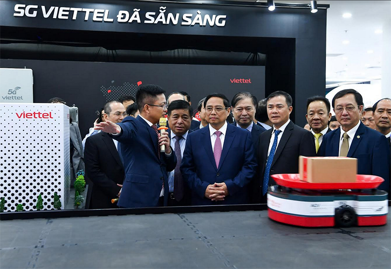 Thủ tướng Chính phủ Phạm Minh Chính thăm gian hàng Viettel
