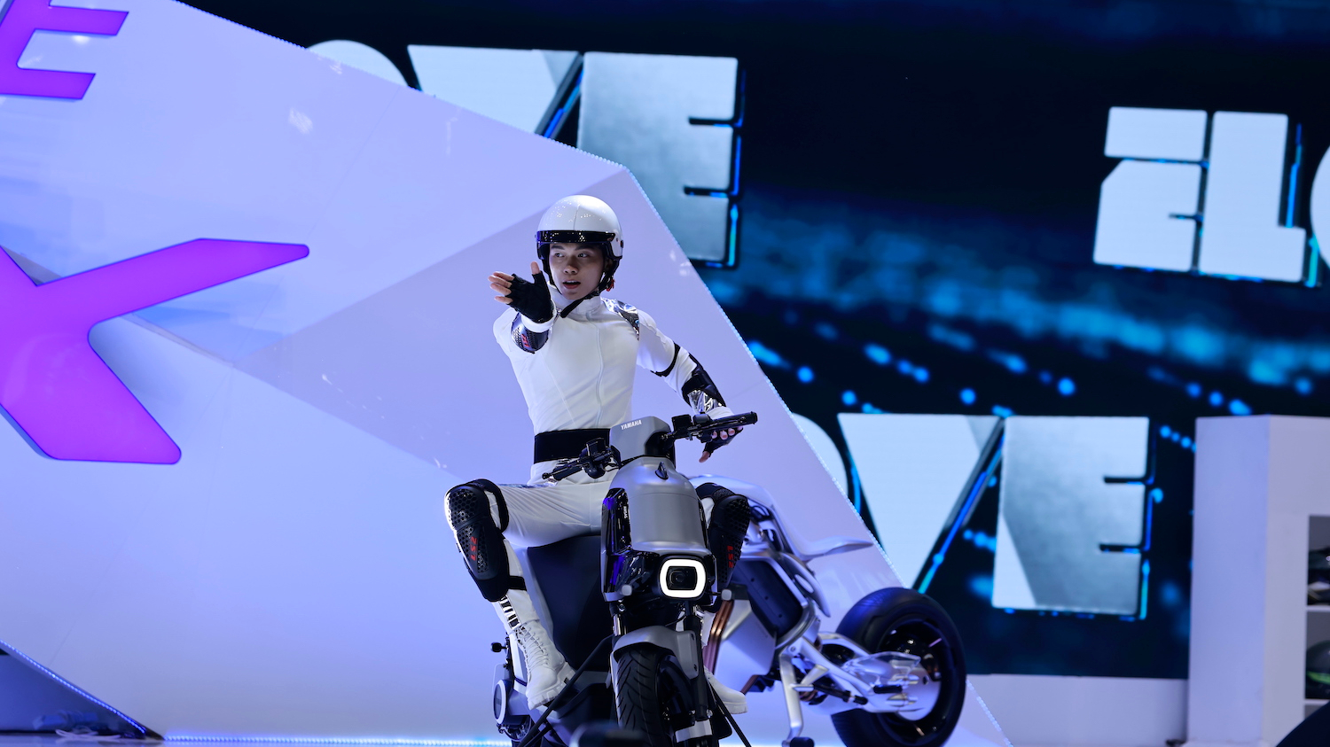 Độc đáo concept xe máy điện Yamaha Elove và Motoroid 2 có thể nhận diện, tương tác với chủ nhân