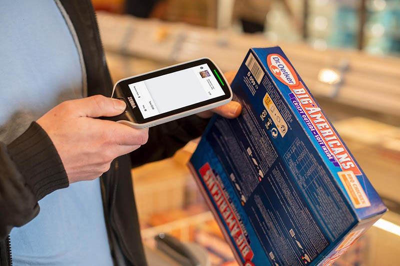 Thiết bị hỗ trợ mua sắm cá nhân PS30 series của Zebra được ứng dụng trong cửa hàng bán lẻ để hỗ trợ trải nghiệm mua sắm liền mạch