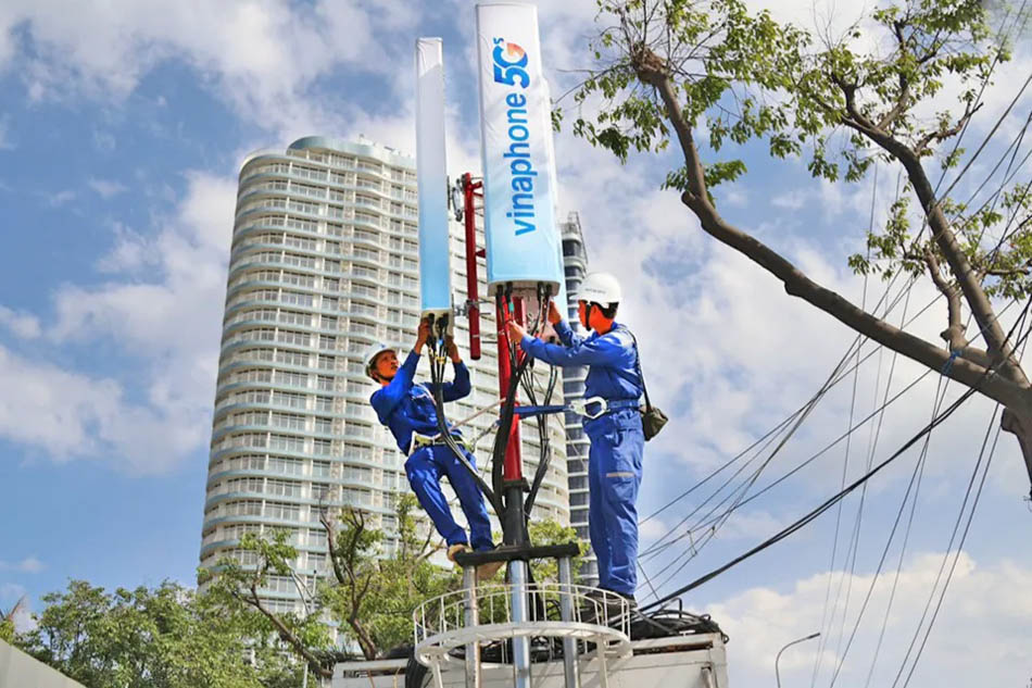 Kỹ sư VNPT kiểm tra, bảo dưỡng mạng 5G bảo đảm phục vụ khách hàng.