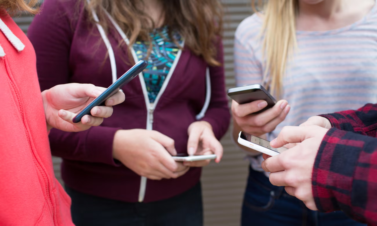 Theo Ofcom, 97% trẻ em 12 tuổi ở Anh sở hữu một chiếc điện thoại di động