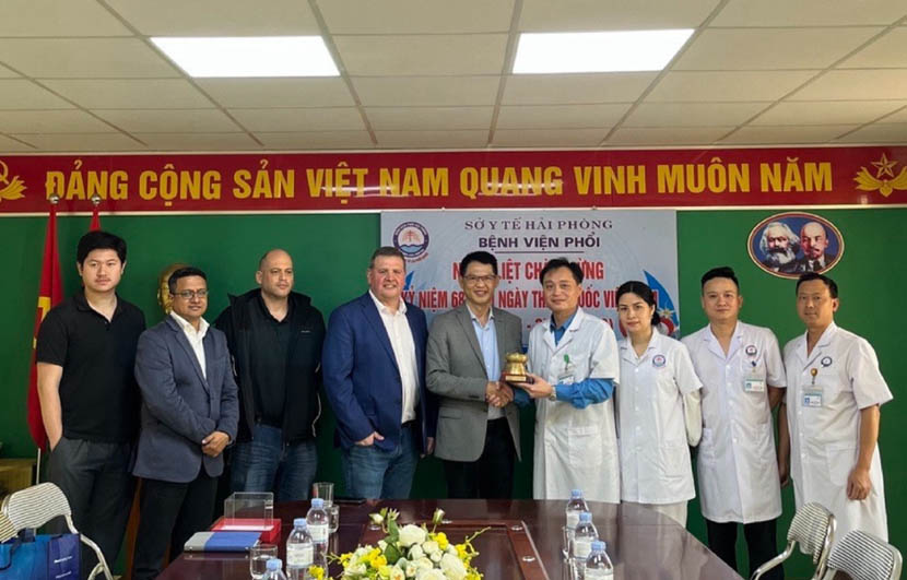 Lãnh đạo VinBrain với các lãnh đạo Bệnh viện Phổi Hải Phòng - BV đang ứng dụng phần mềm DrAid™ Lao Phổi