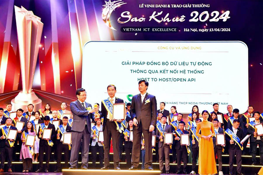 Ông Lê Văn Hợp - Phó Giám đốc Trung tâm Công nghệ thông tin, đại diện Vietcombank nhận giải thưởng Sao Khuê dành cho công cụ Host to Host/API Integration