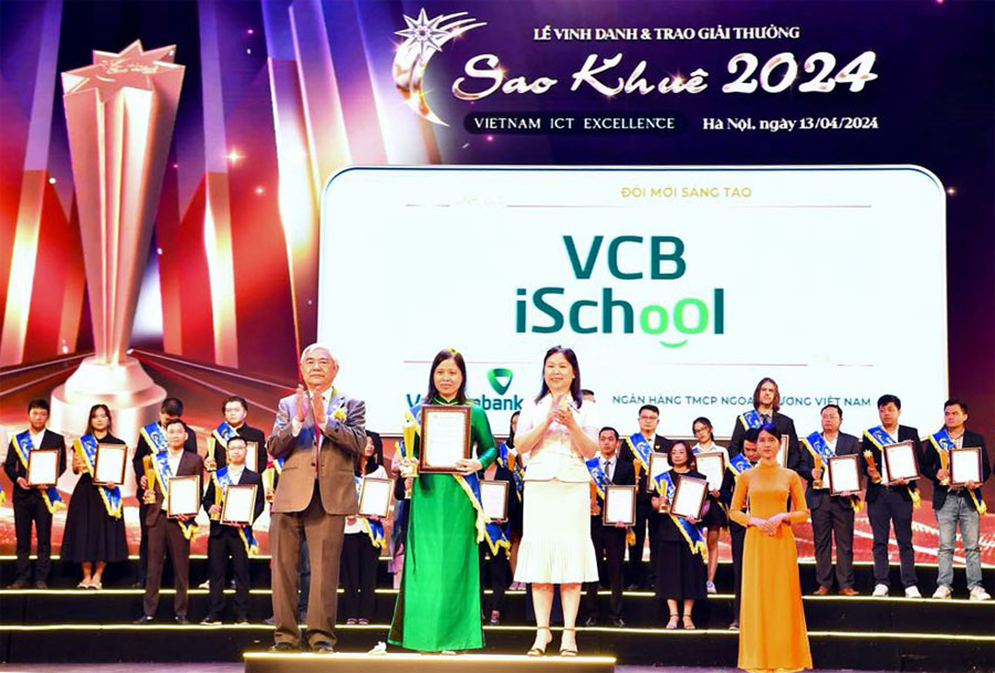 Bà Lê Thị Việt Thảo - Trưởng phòng Quản lý các đề án công nghệ, đại diện Vietcombank nhận giải thưởng Sao Khuê dành cho giải pháp VCB i-School