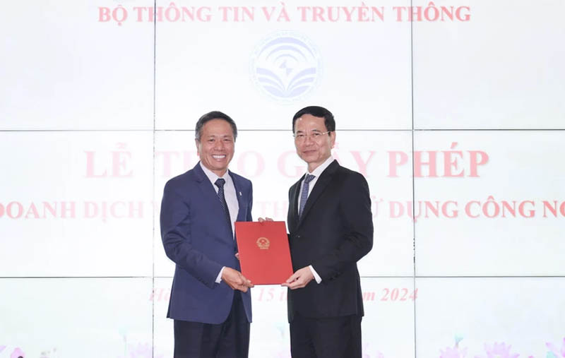 Lãnh đạo Tập đoàn VNPT nhận giấy phép thiết lập mạng và cung cấp dịch vụ.
