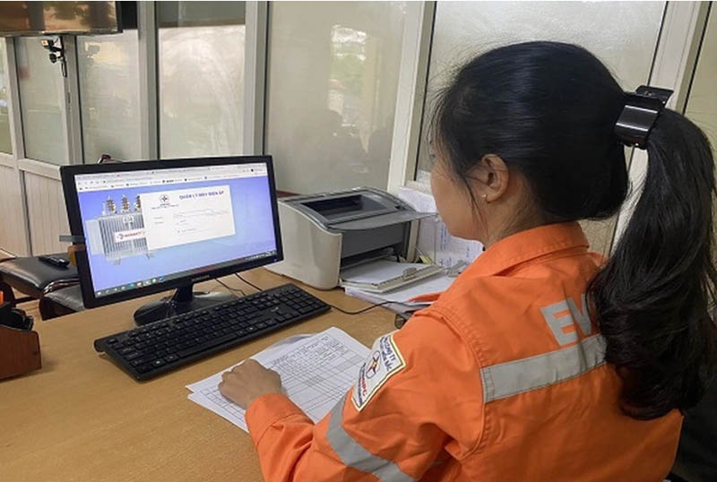 Công nhân Đội quản lý đường dây và trạm biến áp sử dụng phần mềm quản lý MBA