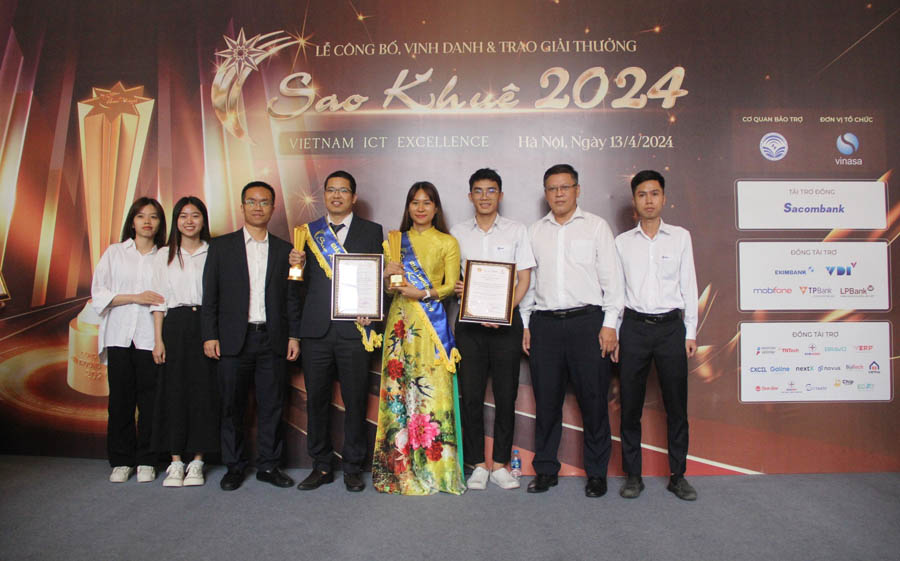 Ông Trần Ngọc Khánh - Giám đốc Trung tâm HTVT&CNTT chụp hình lưu niệm cùng các kỹ sư.