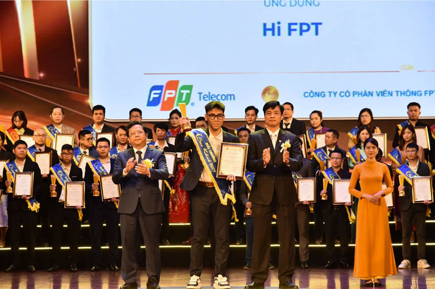 Ông Nguyễn Trung Trực - Phó Giám đốc Hi FPT lên nhận giải thưởng. 