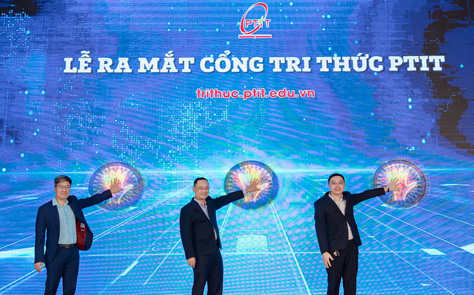 PGS-TS Trần Quang Anh, Phó Giám đốc Học viện cùng các đại biểu thực hiện nghi thức ra mắt cổng tri thức khoa học công nghệ PTIT.
