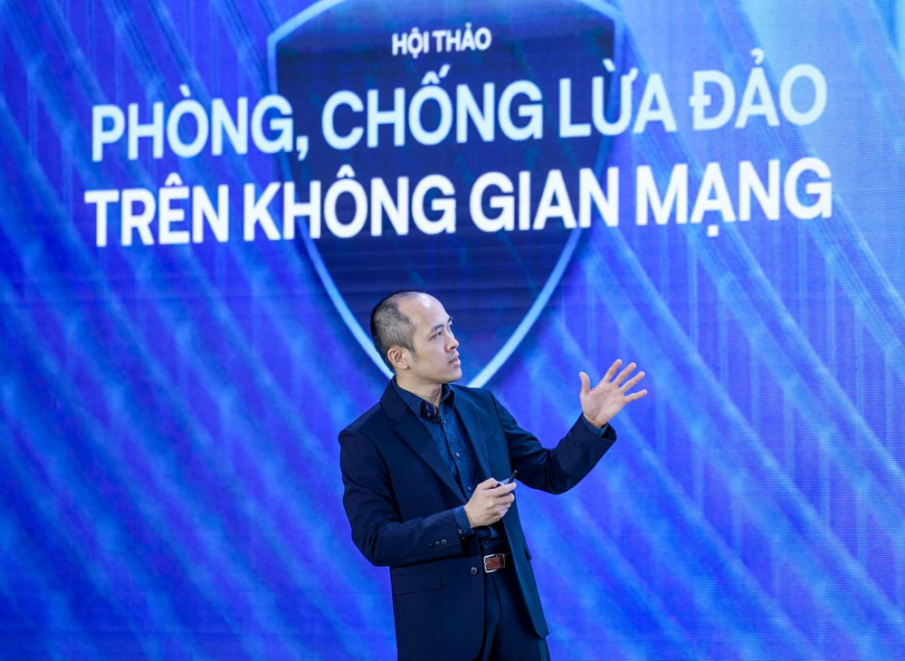 Ông Vũ Ngọc Sơn giới thiệu phần mềm phòng chống lừa đảo 
