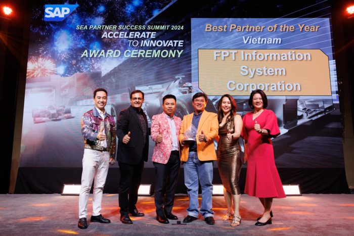 Đại diện FPT IS (trước là FPT Information System) – thứ ba từ trái sang nhận giải tại tại SAP South East Asia Partner Success Summit 2024