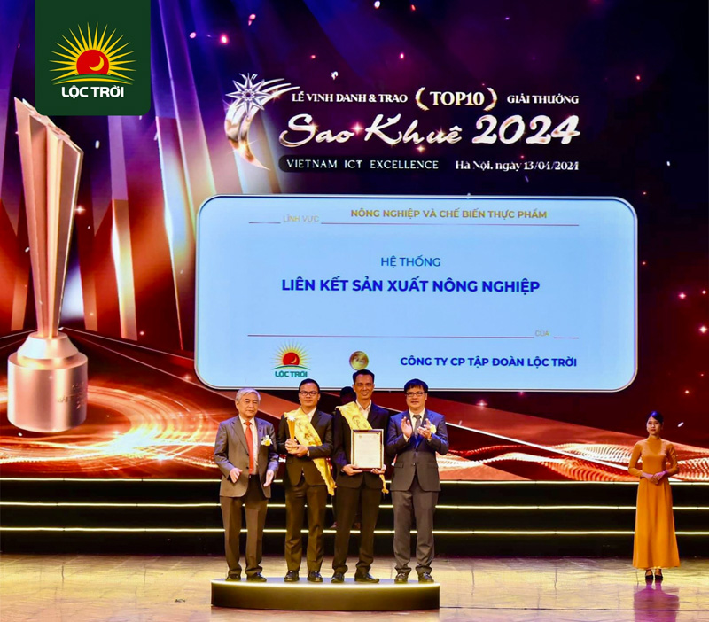 Đại diện Tập đoàn Lộc Trời nhận Giải thưởng Sao Khuê 2024.