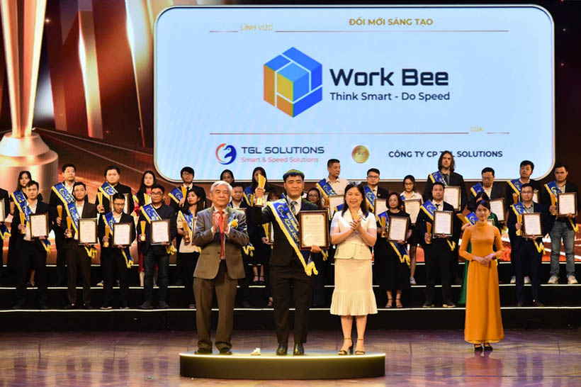   Ông Huỳnh Trọng Tiến, Giám đốc công nghệ, DX Innovator của Workbee lên nhận  Giải Thưởng Sao Khuê 2024, nhóm Đổi mới sáng tạo. 